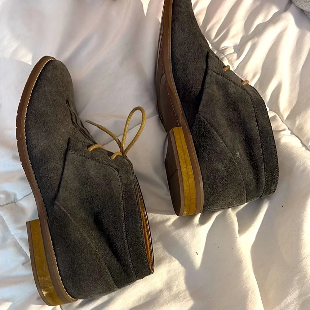 Calvin Klein Men’s Gray and Tan Chukka Boots Suede Lace-Up